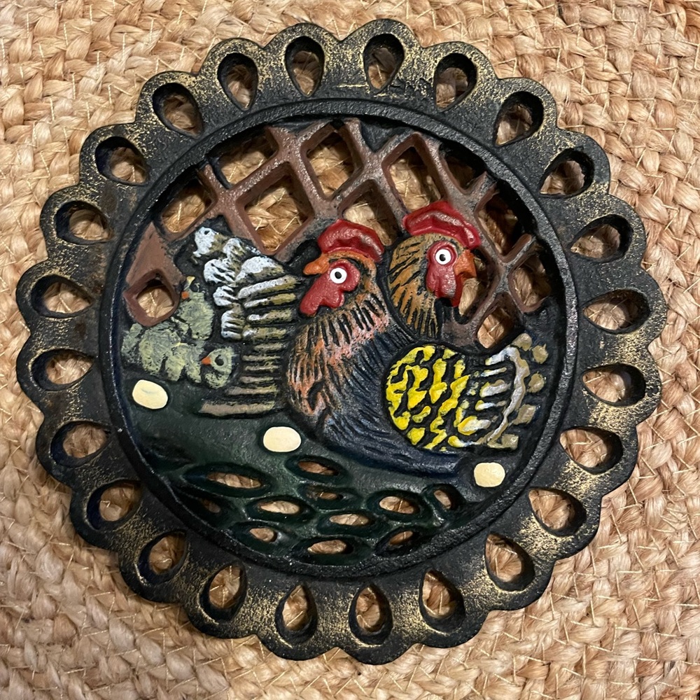 ❤ VINTAGE ROOSTER/HEN CAST IRON TRIVET 6”